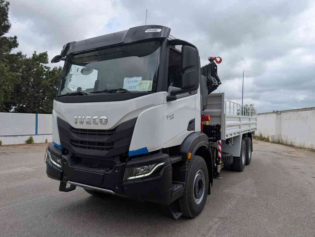 Caminhão IVECO T-Way com guindaste pronto para entrega